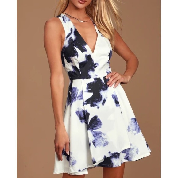 NWT Lulus Seeing Chic Blue and Ivory Print Mini Skater Dress Size S - Picture 1 of 14